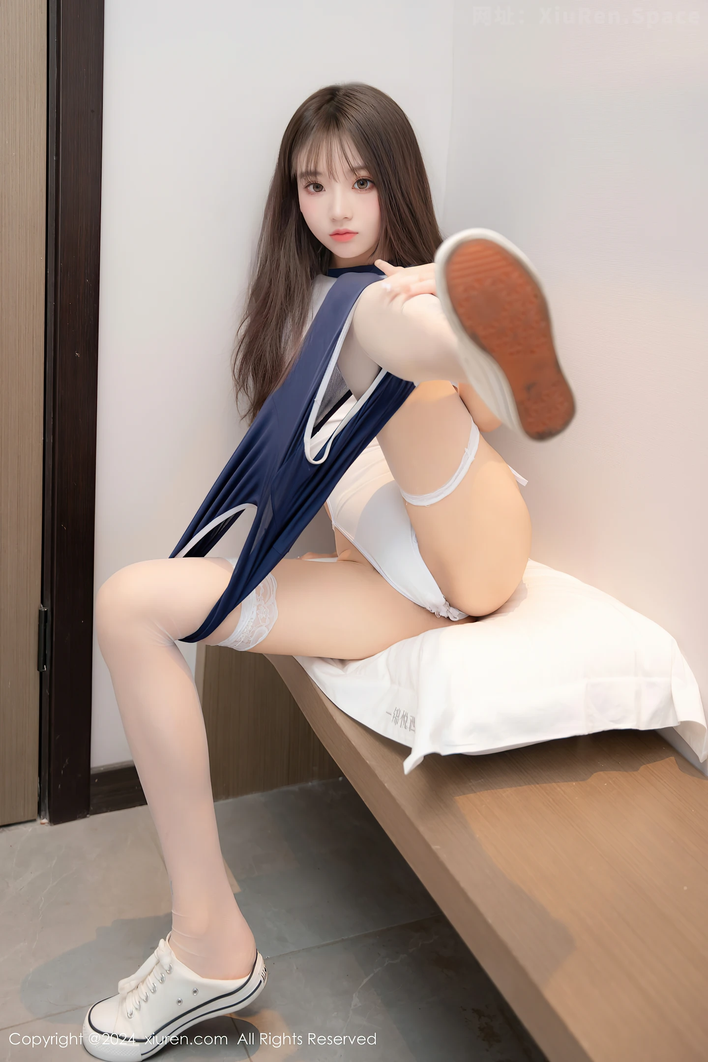 图片[2]-[XiuRen秀人网] VOL.9654 新人模特羊大衣性感白色死库水配白丝袜秀完美身材迷人诱惑写真43P-秀人网官方网站